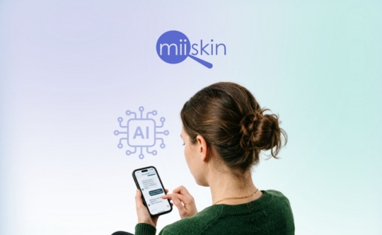 women with a phone chatting with an AI dermatologist