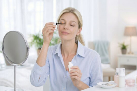 woman applying bimatoprost