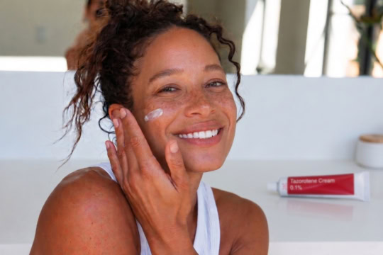 woman applying a tazarotene cream